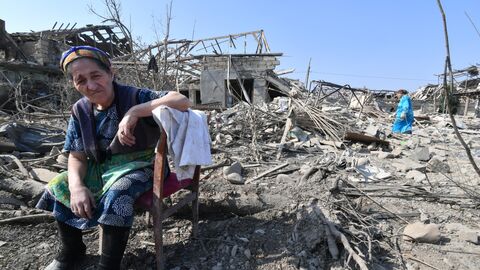 Жители Гянджи у разрушенных после обстрела домов Жители Гянджи у разрушенных после обстрела домов
