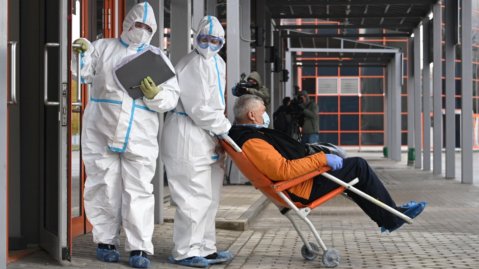 Сотрудники скорой помощи доставляют пациента во временный госпиталь COVID-19 на ВДНХ Сотрудники скорой помощи доставляют пациента во временный госпиталь COVID-19 на ВДНХ - РИА Новости, 1920, 05.11.2020