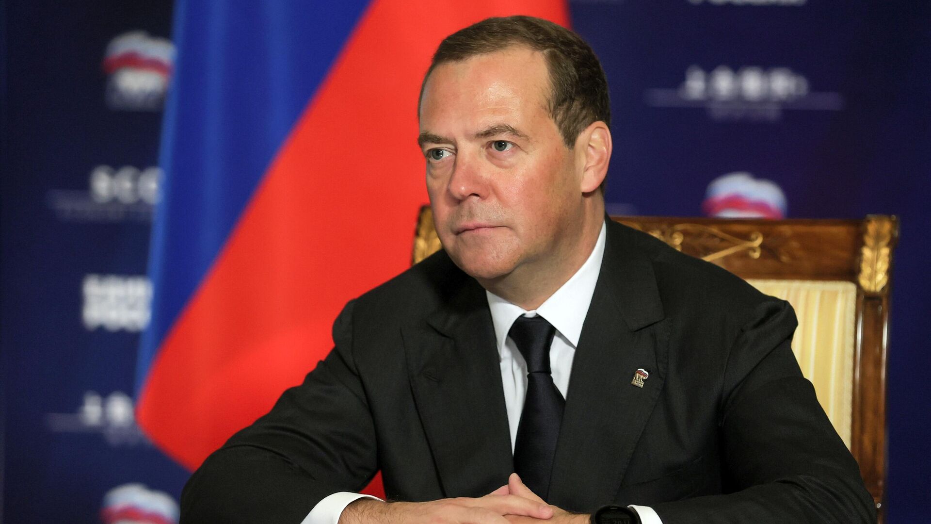 Медведев отметил важность повышения уровня жизни в селах