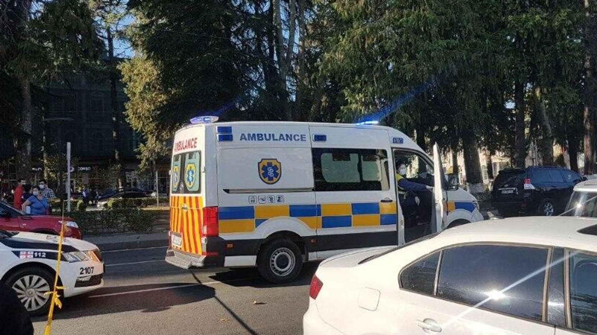 Автомобиль скорой помощи недалеко от места захвата заложников в Зугдиди Автомобиль скорой помощи недалеко от места захвата заложников в Зугдиди - РИА Новости, 1920, 21.10.2020