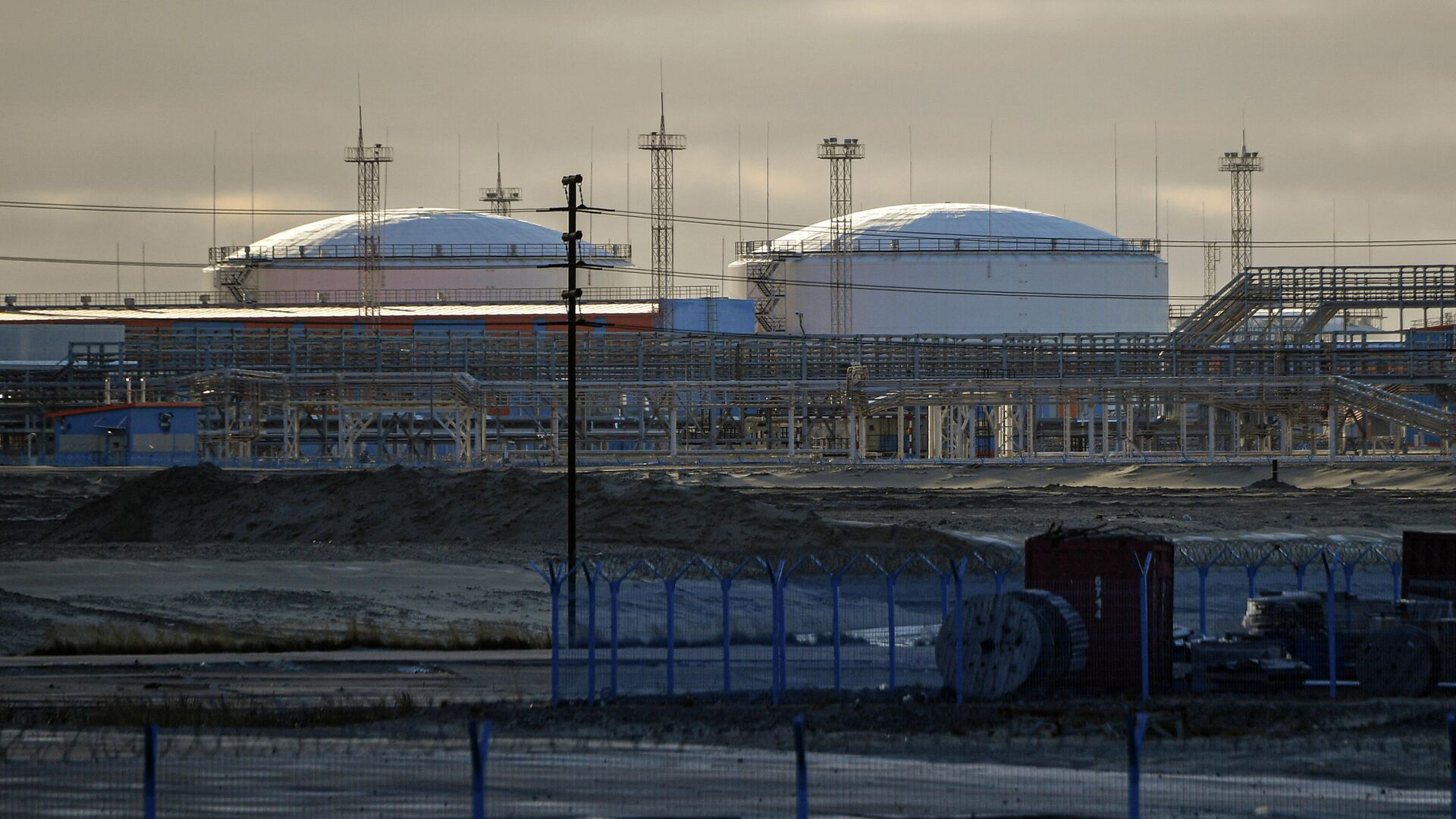 Завод по производству сжиженного природного газа Ямал СПГ в морском порту Саббета Завод по производству сжиженного природного газа Ямал СПГ в морском порту Саббета - РИА Новости, 1920, 16.11.2020
