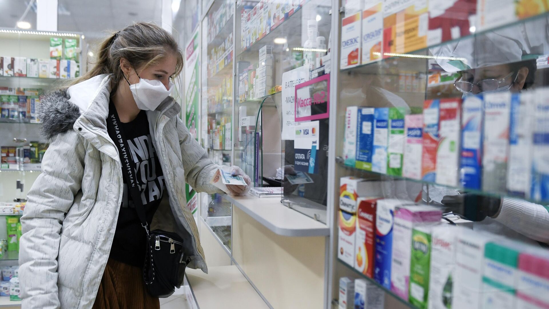 Покупка лекарств в одной из аптек Симферополя Покупка лекарств в одной из аптек Симферополя - РИА Новости, 1920, 03.11.2020