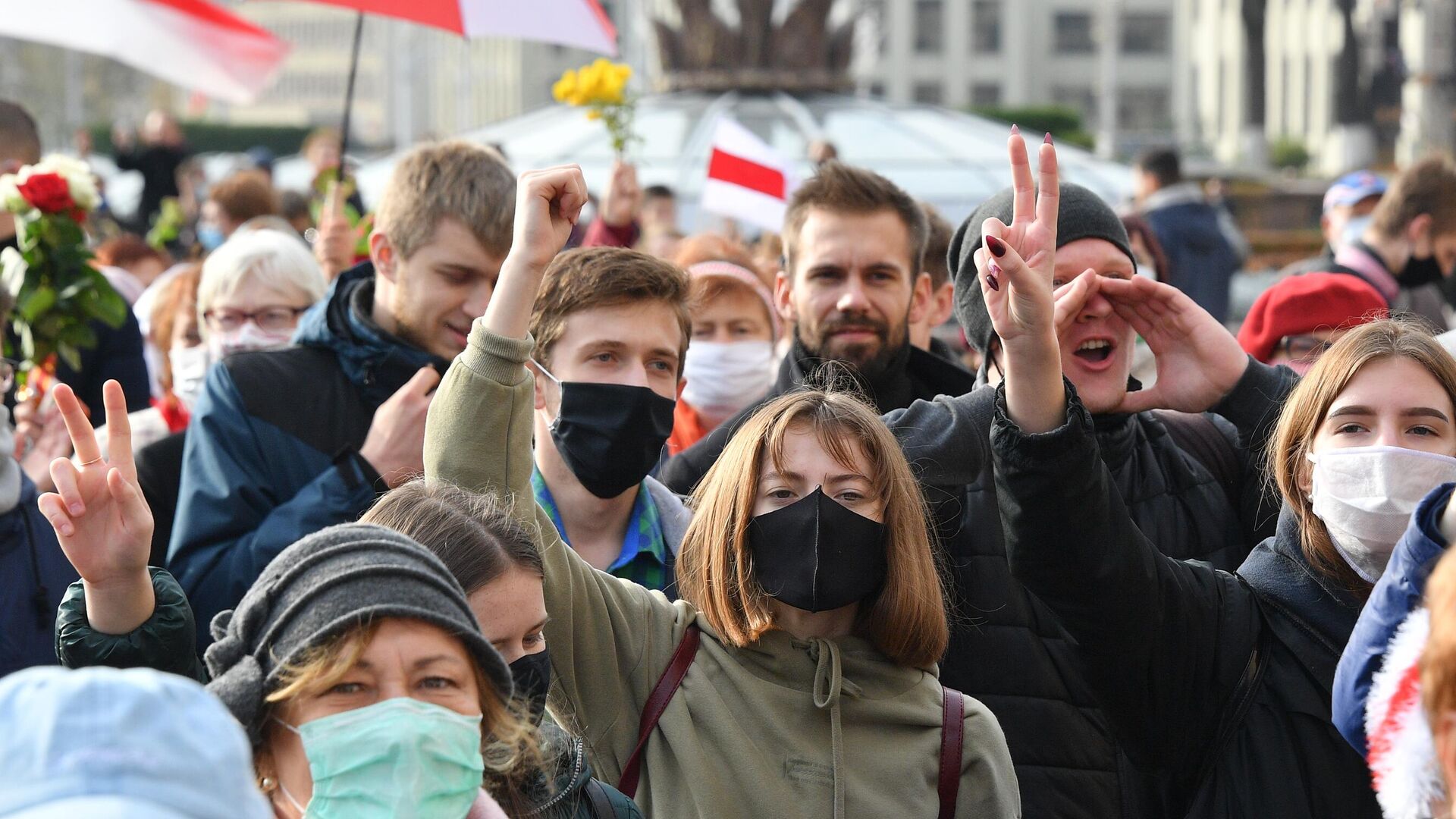 Участники марша пенсионеров, врачей и студентов, который прошел от Дома правительства до площади Якуба Коласа в Минске Участники марша пенсионеров, врачей и студентов, который прошел от Дома правительства до площади Якуба Коласа в Минске - РИА Новости, 1920, 26.10.2020