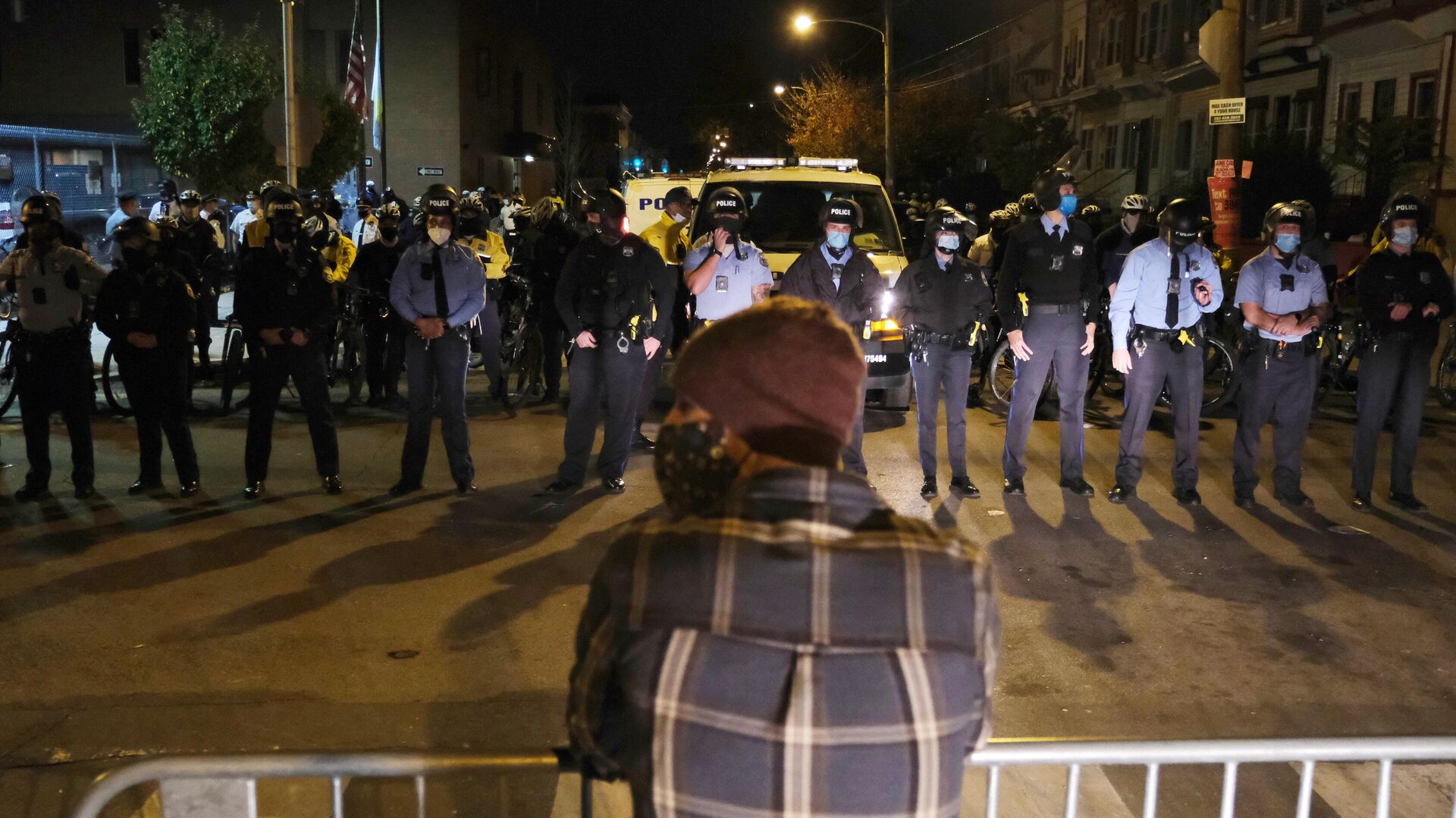 Сотрудники полиции во время акции протеста в Филадельфии Сотрудники полиции во время акции протеста в Филадельфии - РИА Новости, 1920, 29.10.2020