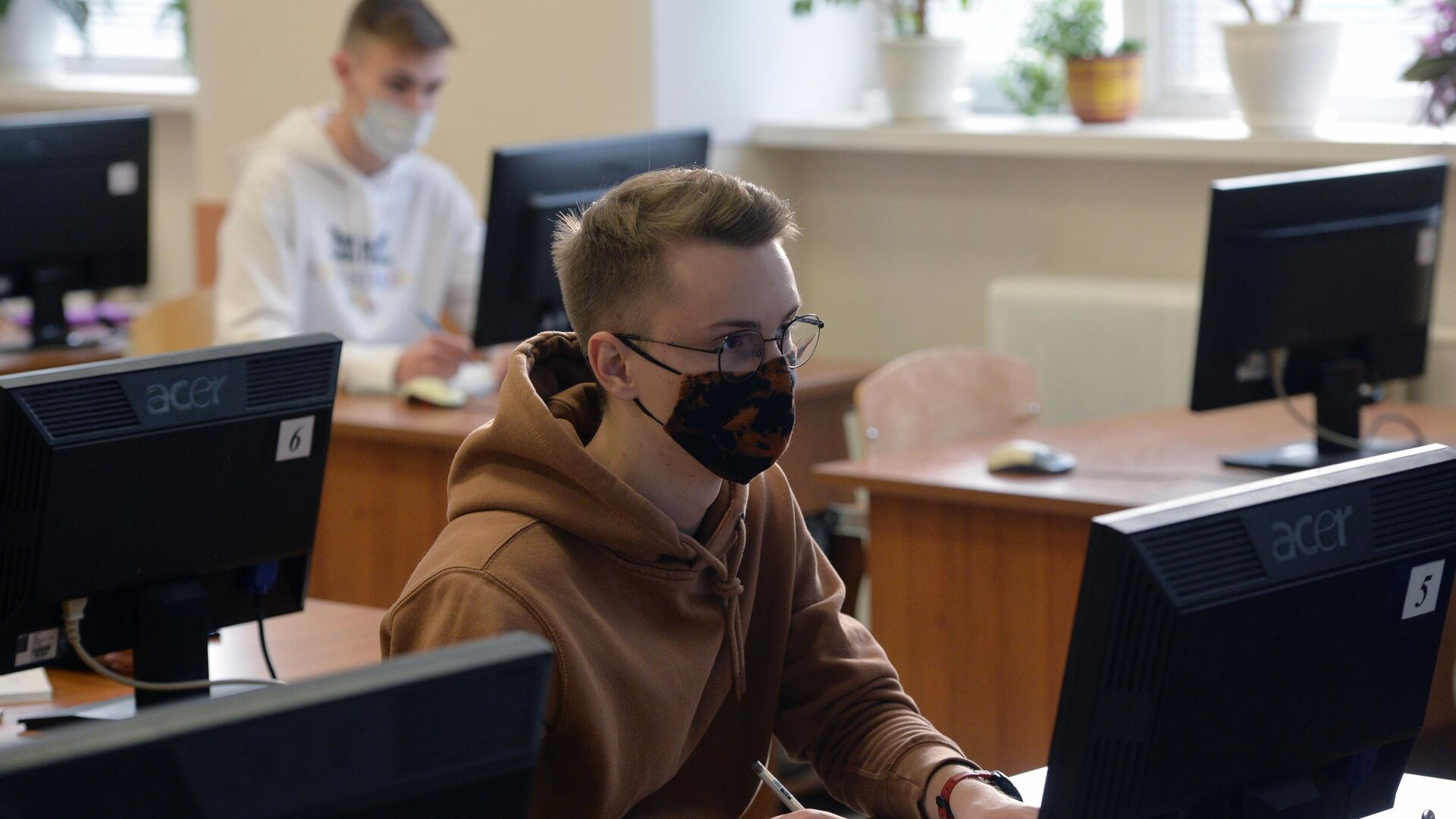 Студент Уральского федерального университета во время семинара в Екатеринбурге Студент Уральского федерального университета во время семинара в Екатеринбурге - РИА Новости, 1920, 30.10.2020