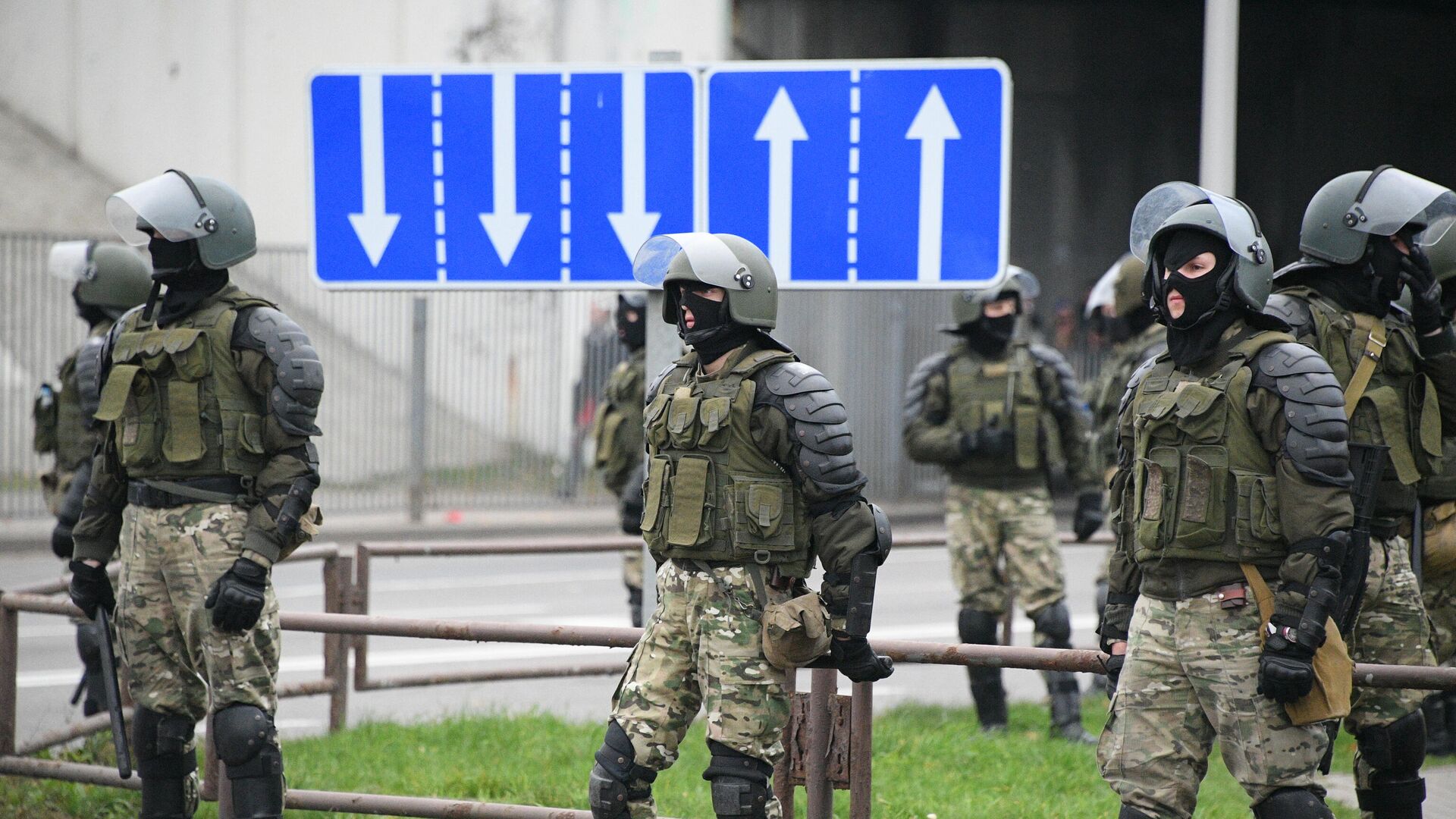 Сотрудники правоохранительных органов на несанкционированной акции Дзяды в Минске Сотрудники правоохранительных органов на несанкционированной акции Дзяды в Минске - РИА Новости, 1920, 07.11.2020