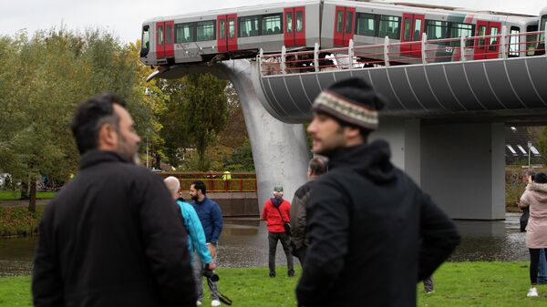 Поезд метро, повисший на скульптуре Хвосты китов в голландском городе Спейкениссе Поезд метро, повисший на скульптуре Хвосты китов в голландском городе Спейкениссе