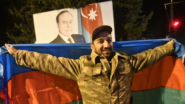 Мужчина радуется прекращению огня в Нагорном Карабахе Мужчина радуется прекращению огня в Нагорном Карабахе