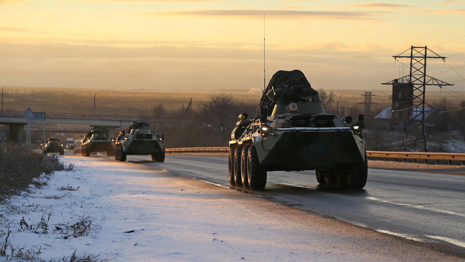 Колонна военной техники российских миротворцев в Самарской области на пути в Нагорный Карабах Колонна военной техники российских миротворцев в Самарской области на пути в Нагорный Карабах - РИА Новости, 1920, 12.11.2020