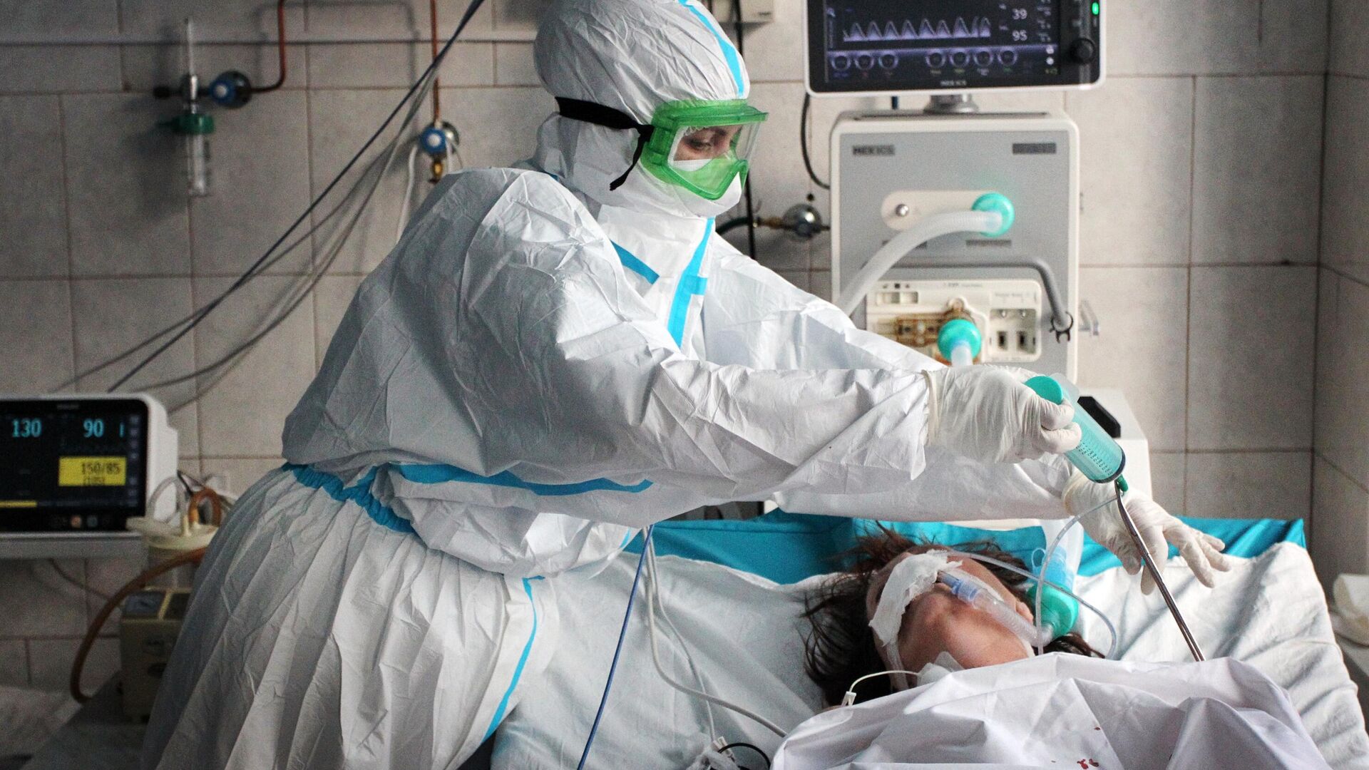 A medical worker and a patient in the intensive care unit of the covid hospital in the city of Novoaltaisk - RIA Novosti, 1920, 03/16/2021