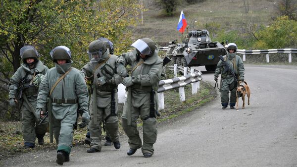 Специалисты противоминного центра Минобороны РФ во время выполнения задач в Карабахе Специалисты противоминного центра Минобороны РФ во время выполнения задач в Карабахе
