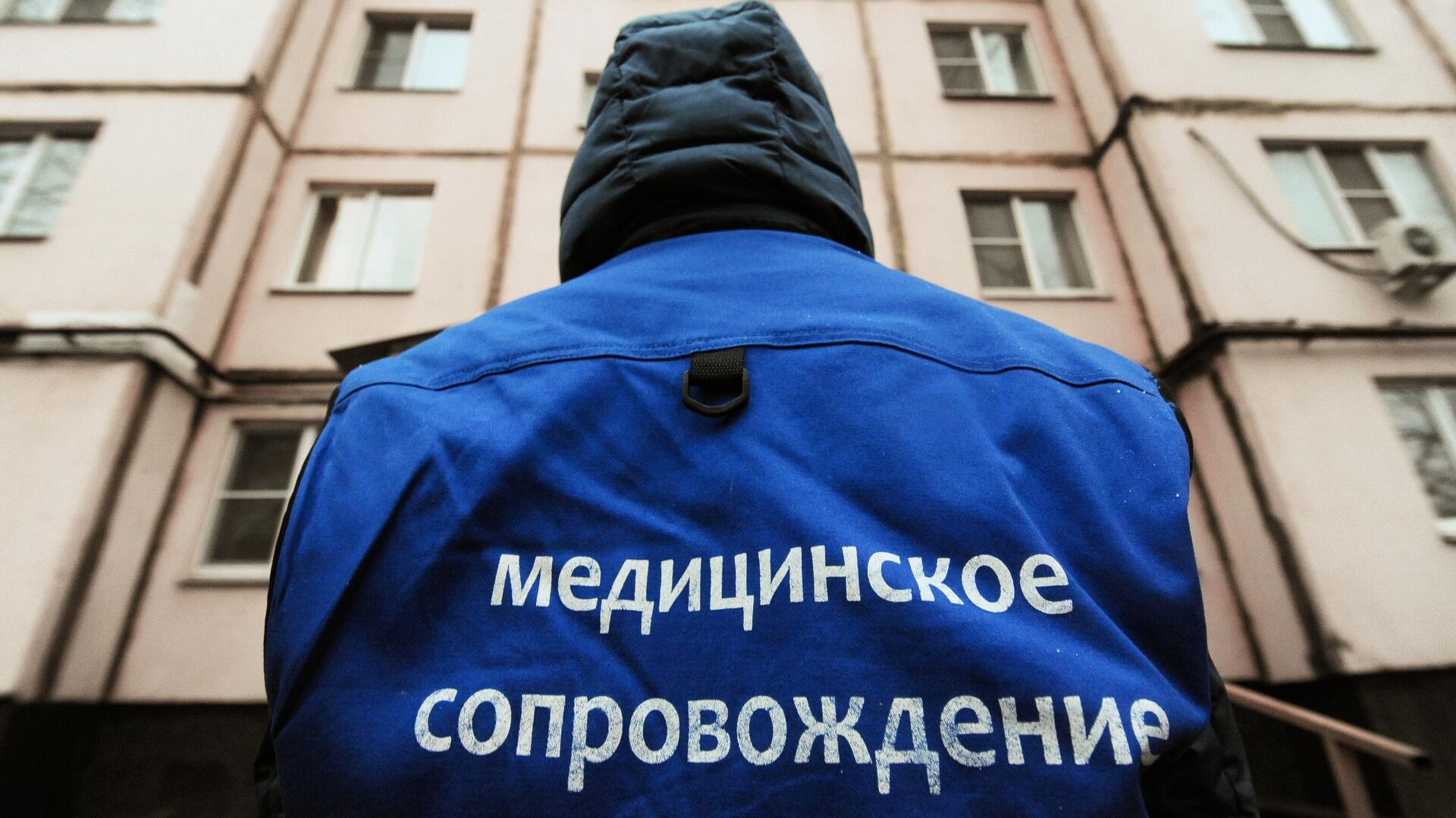 Активист регионального волонтерского штаба Общероссийского народного фронта в рамках акции Мы вместе доставляет лекарства на дом для больных коронавирусом в Тамбове Активист регионального волонтерского штаба Общероссийского народного фронта в рамках акции Мы вместе доставляет лекарства на дом для больных коронавирусом в Тамбове - РИА Новости, 1920, 18.12.2020
