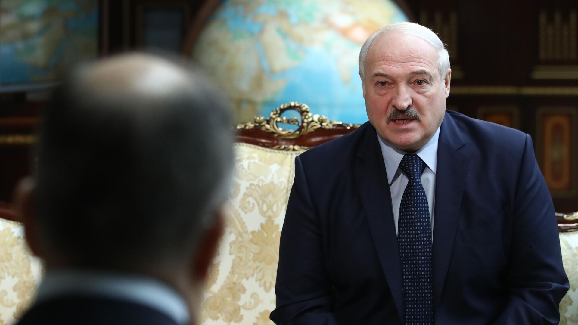 Президент Белоруссии Александр Лукашенко на встрече во Дворце независимости в Минске с министром иностранных дел России Сергеем Лавровым Президент Белоруссии Александр Лукашенко на встрече во Дворце независимости в Минске с министром иностранных дел России Сергеем Лавровым - РИА Новости, 1920, 31.12.2020