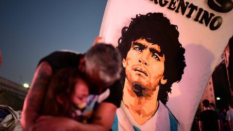 Болельщики на церемонии прощания с Диего Марадоной Болельщики на церемонии прощания с Диего Марадоной