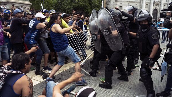Глава МВД Аргентины призвал остановить насилие против фанатов Марадоны