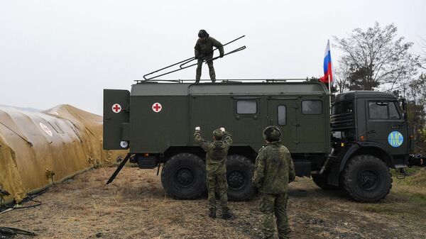 Российские военнослужащие выгружают оборудование на территории мобильного полевого госпиталя неподалеку от Степанакерта Российские военнослужащие выгружают оборудование на территории мобильного полевого госпиталя неподалеку от Степанакерта