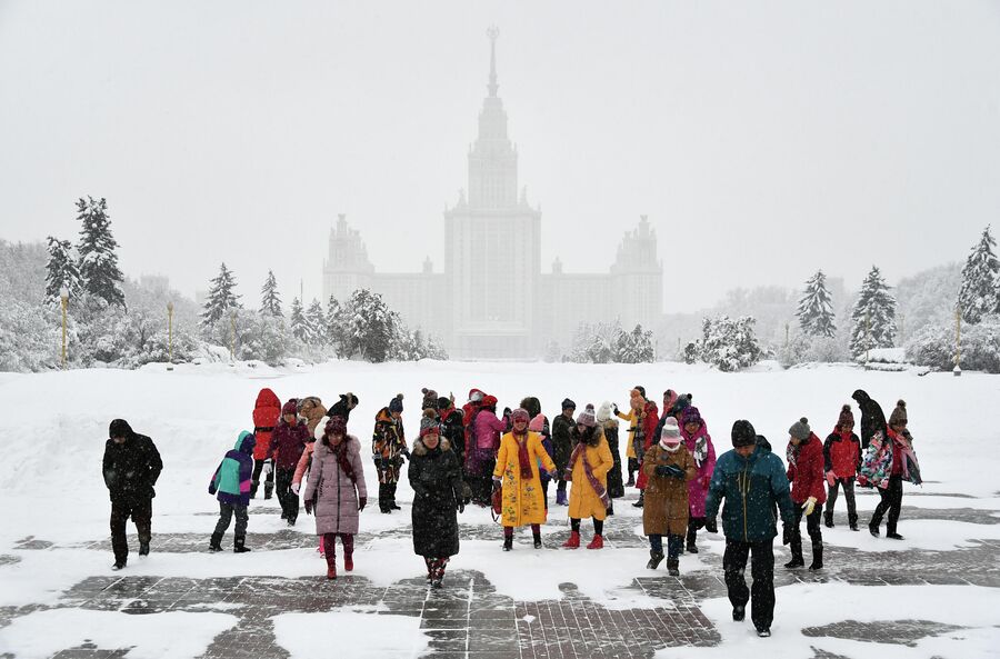 Туристы на аллее Ученых возле смотровой площадки Воробьевых гор во время снегопада Туристы на аллее Ученых возле смотровой площадки Воробьевых гор во время снегопада
