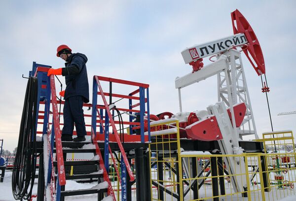 Студенты-газонефтедобытчики учатся на нефтепромысловом оборудовании Студенты-газонефтедобытчики учатся на нефтепромысловом оборудовании