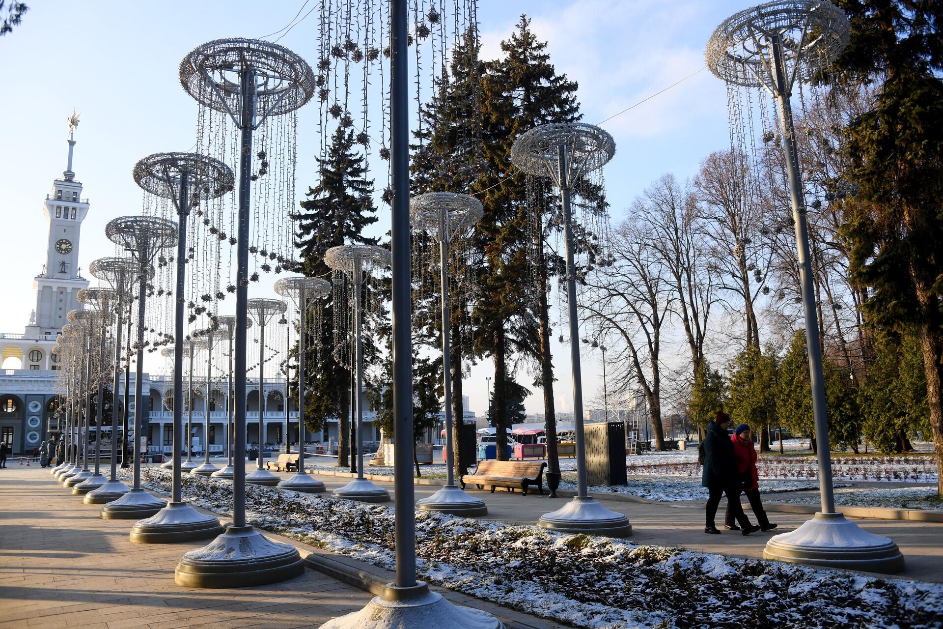 Монтаж новогодних конструкций в Москве Монтаж новогодних конструкций в Москве - РИА Новости, 1920, 15.12.2020