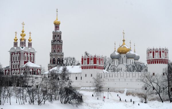Москвичи гуляют у стен Новодевичьего монастыря. Москвичи гуляют у стен Новодевичьего монастыря.