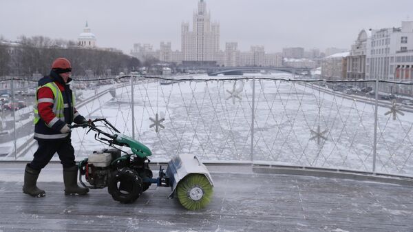 Москвичей призвали быть аккуратнее из-за снегопада