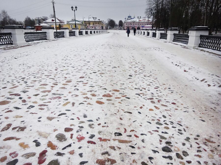 Никольский (Соборный) мост соединяет территорию кремля с городом. Является самым старым мостом Углича Никольский (Соборный) мост соединяет территорию кремля с городом. Является самым старым мостом Углича