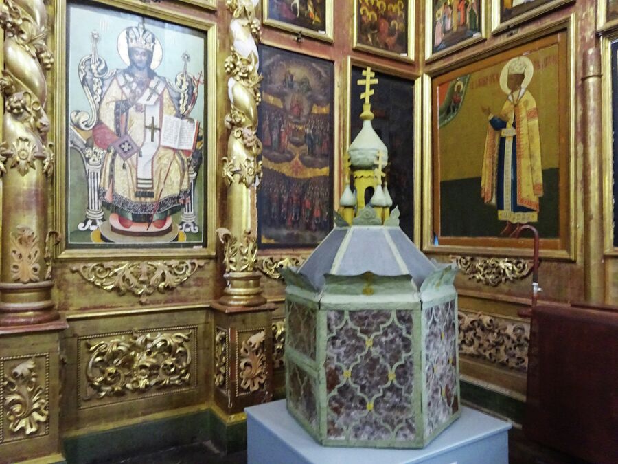 Церковь Димитрия на крови в кремле, фонарь, который освещал дорогу процессии во время переноса останков царевича Дмитрия в Москву Церковь Димитрия на крови в кремле, фонарь, который освещал дорогу процессии во время переноса останков царевича Дмитрия в Москву