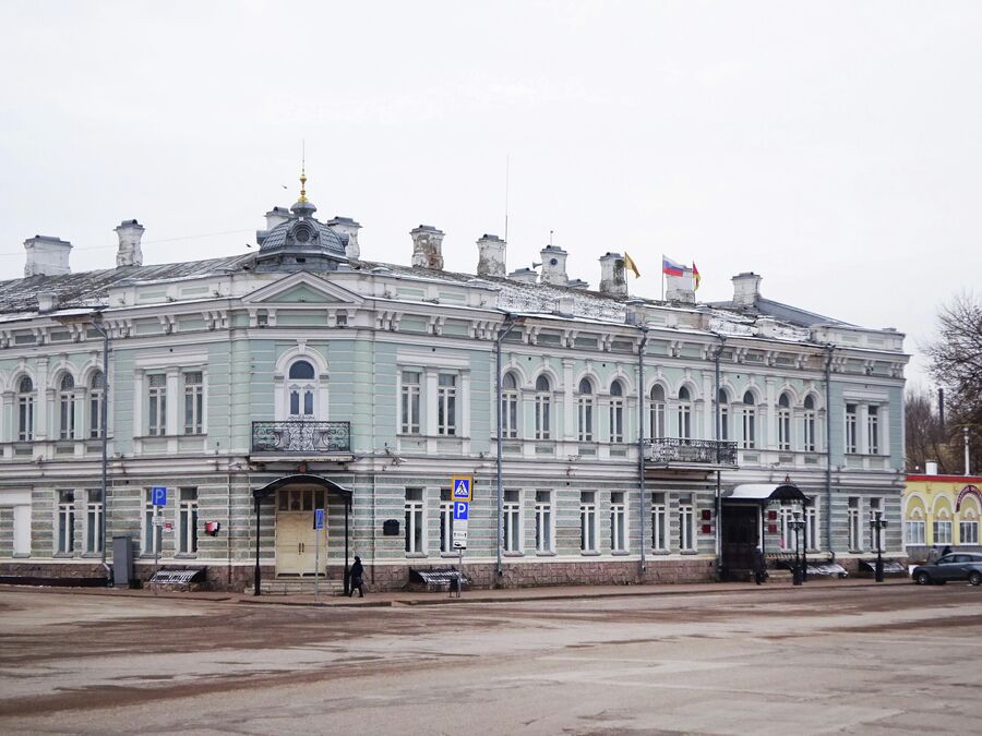 Дом Евреинова на Успенской площади, второй этаж которого сдавали местному театральному обществу Дом Евреинова на Успенской площади, второй этаж которого сдавали местному театральному обществу