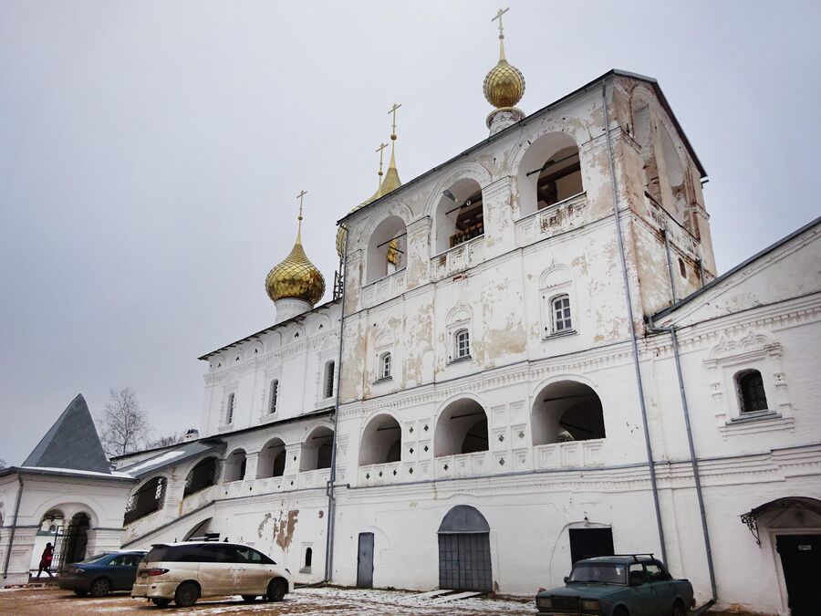 Воскресенский монастырь - звонница и собор Воскресенский монастырь - звонница и собор