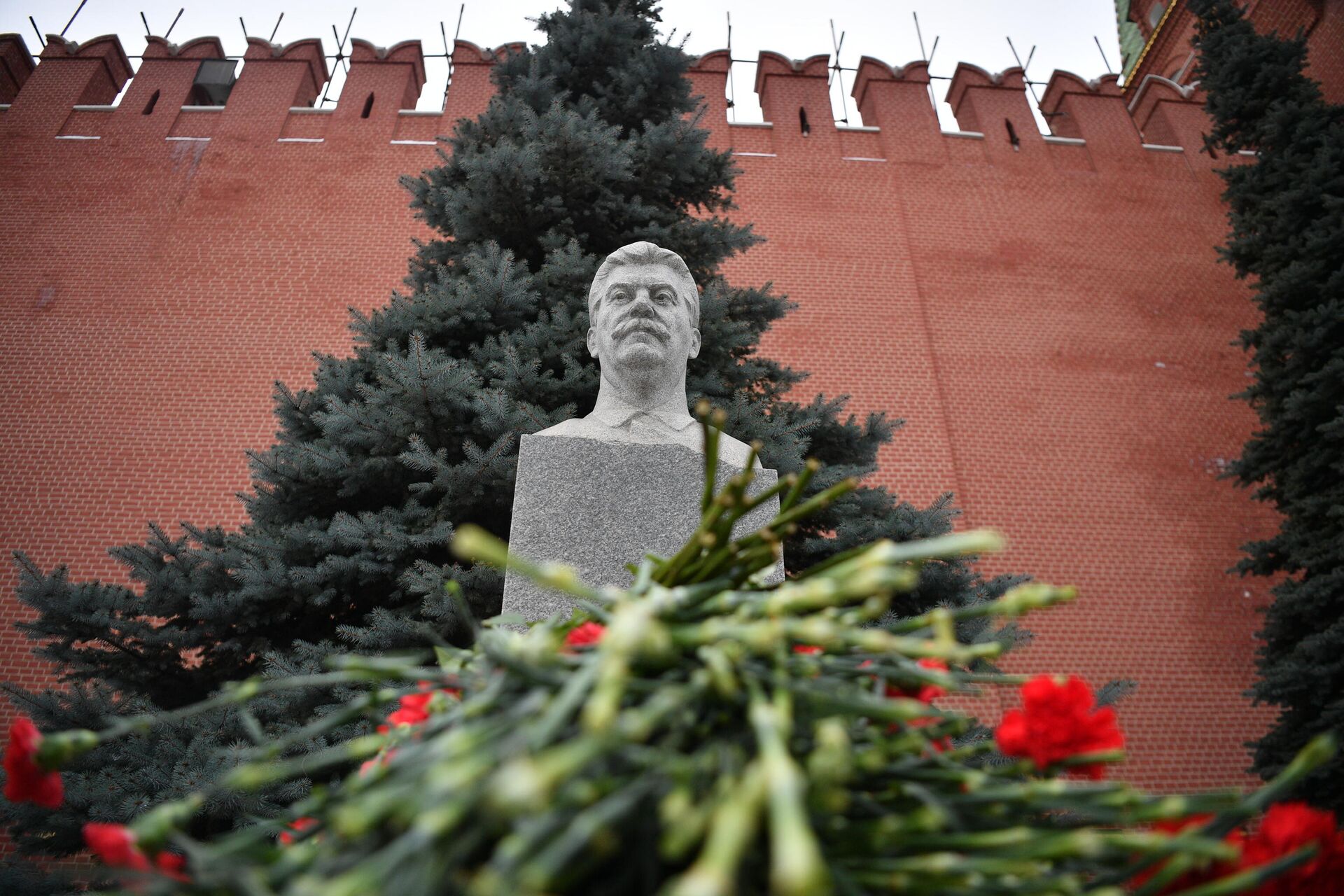 Бюст сталина у кремлевской стены