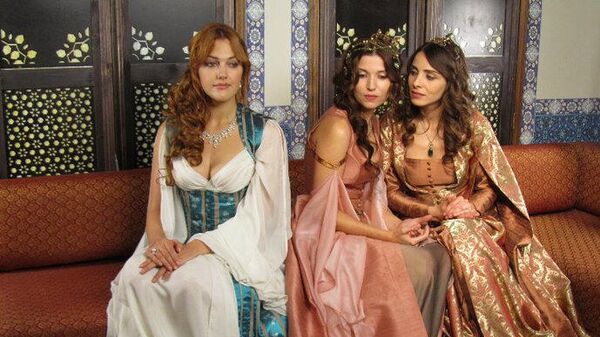 Актрисы Мерьем Узерли, Сельма Эргеч и Нур Феттахоглу в сериале Великолепный век Актрисы Мерьем Узерли, Сельма Эргеч и Нур Феттахоглу в сериале Великолепный век