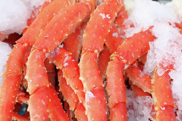 Свежие крабовые лапки на рынке Свежие крабовые лапки на рынке