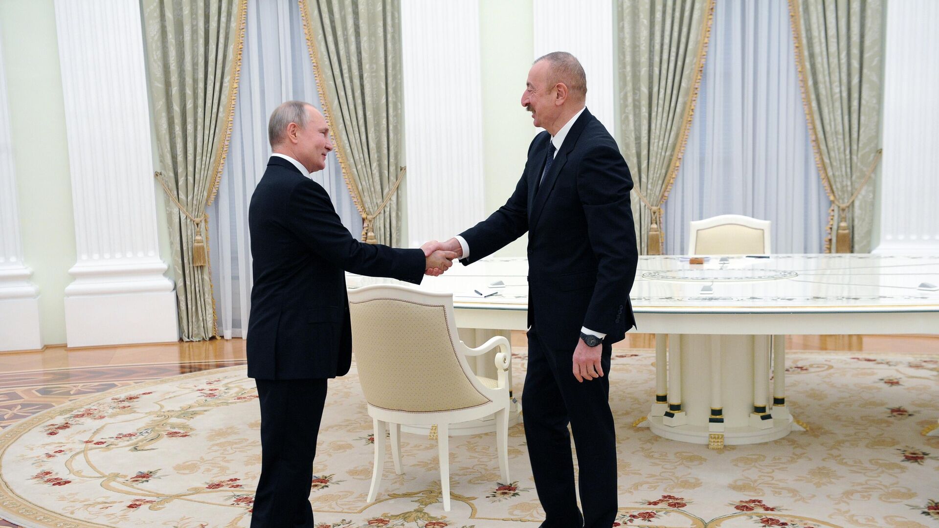 Президент РФ Владимир Путин и президент Азербайджана Ильхам Алиев перед началом трехсторонних переговоров по поводу ситуации в Нагорном Карабахе Президент РФ Владимир Путин и президент Азербайджана Ильхам Алиев перед началом трехсторонних переговоров по поводу ситуации в Нагорном Карабахе - РИА Новости, 1920, 11.01.2021