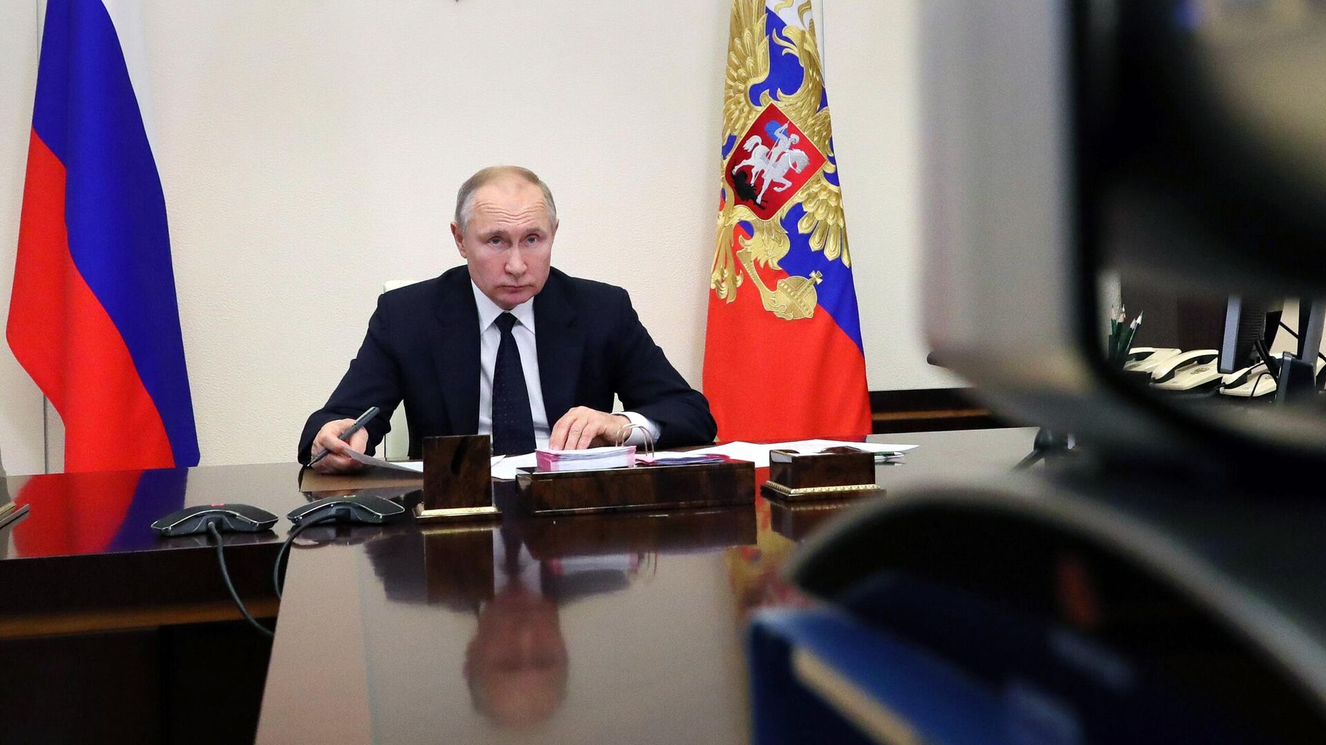 Президент РФ Владимир Путин во время встречи в режиме видеоконференции с главой Удмуртии Александром Бречаловым Президент РФ Владимир Путин во время встречи в режиме видеоконференции с главой Удмуртии Александром Бречаловым - РИА Новости, 1920, 25.01.2021