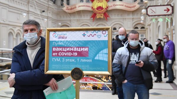 Очередь в пункт вакцинации от коронавируса в ГУМе в Москве Очередь в пункт вакцинации от коронавируса в ГУМе в Москве