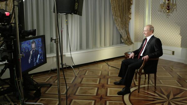 Владимир Путин отвечает на вопросы телеведущего телекомпании CNN Ларри Кинга во время интервью Владимир Путин отвечает на вопросы телеведущего телекомпании CNN Ларри Кинга во время интервью