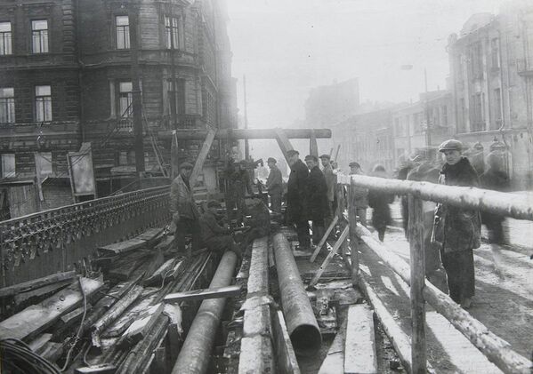 Монтаж концевого участка тепломагистрали на Малом Москворецком мосту, 1930 год Монтаж концевого участка тепломагистрали на Малом Москворецком мосту, 1930 год