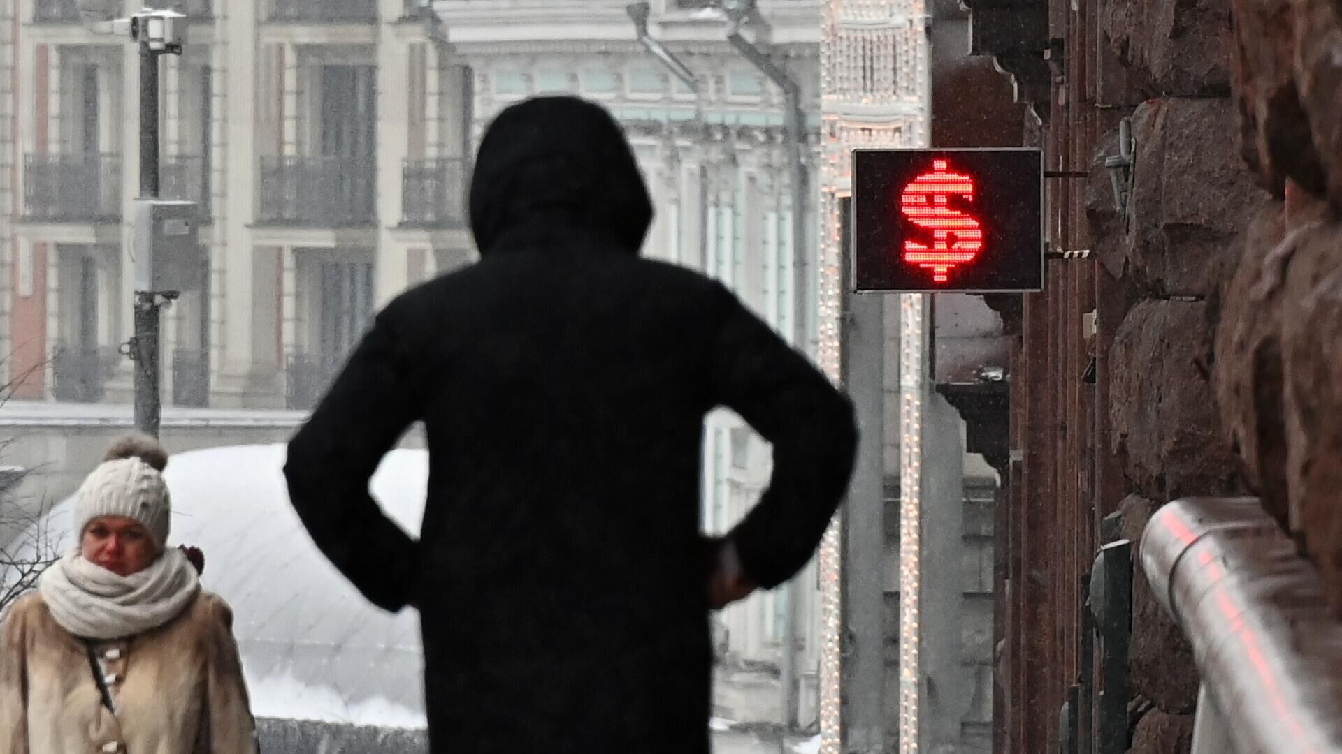 Эксперт объяснил, почему Россия не может отказаться от доллара