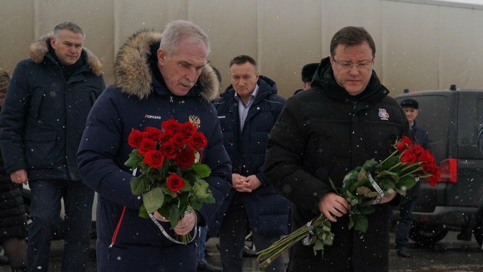 Новости сегодня последние свежие главные сейчас. Азаров губернатор Самарской. Самара возложение цветов. Траур в Самарской области. Возложение цветов 2022 Самара.