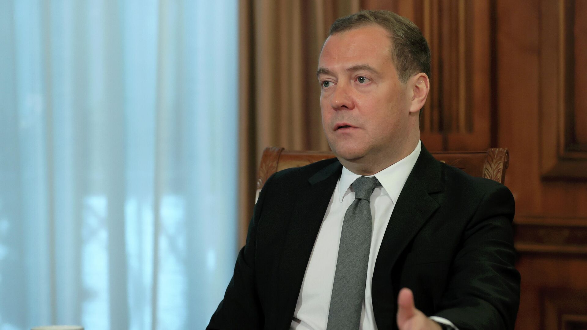 Медведев рассказал, как его семья живет в период пандемии