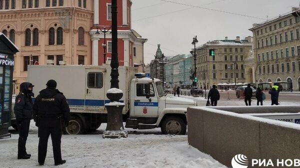 Полиция открывает улицы в центре Петербурга