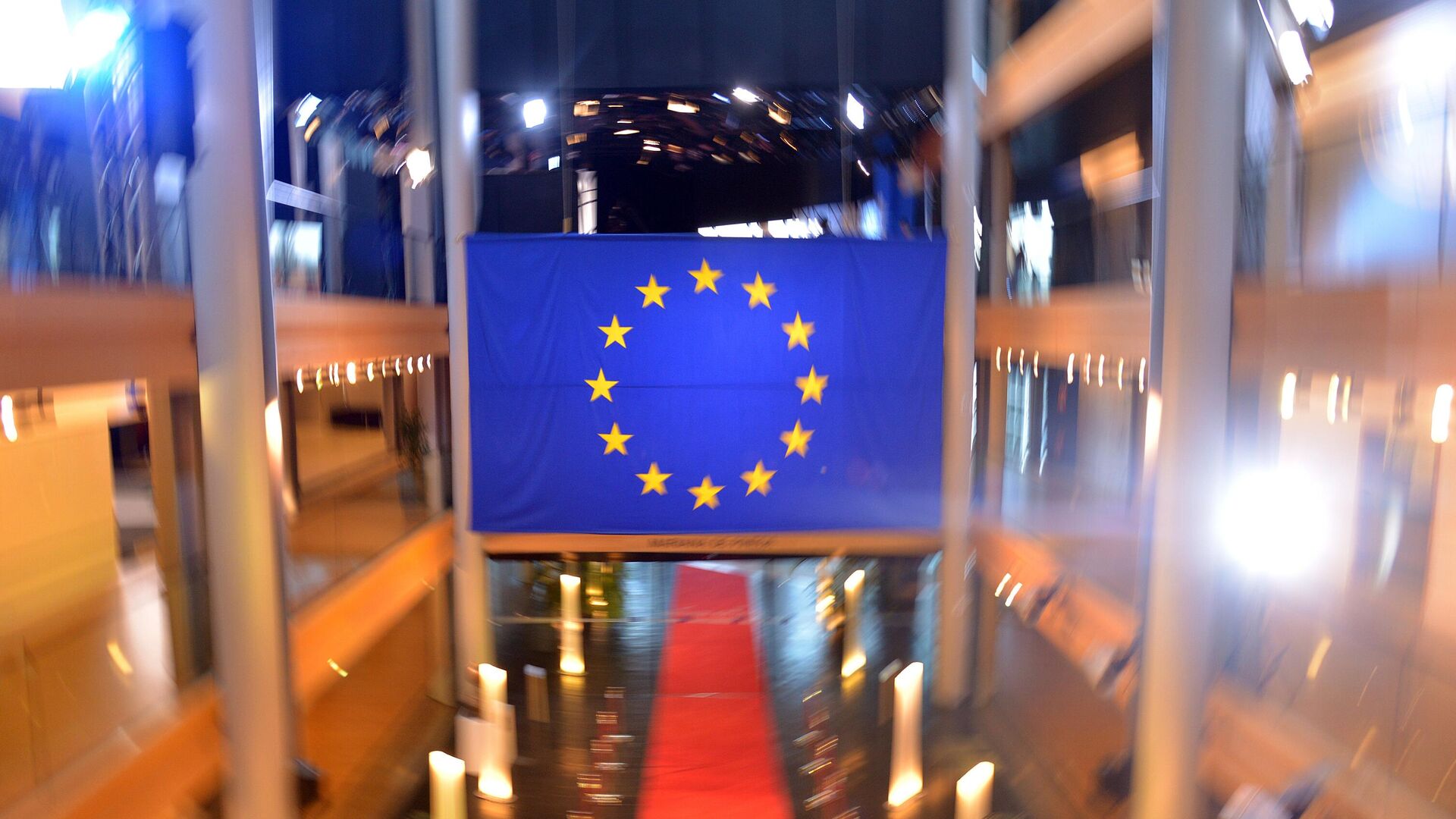 Флаг Евросоюза в главном здании Европейского парламента в Страсбурге Флаг Евросоюза в главном здании Европейского парламента в Страсбурге - РИА Новости, 1920, 24.02.2021
