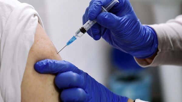 В Москве не планируют использовать другие вакцины, помимо "Спутника V"