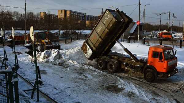 Moscow authorities have increased the number of employees clearing snow from the metro Московские власти увеличили число сотрудников, расчищающих снег у метро