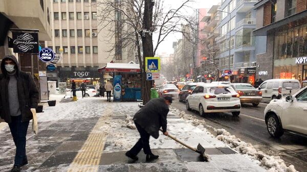 Снегопад вызвал транспортный коллапс в Стамбуле и Анкаре