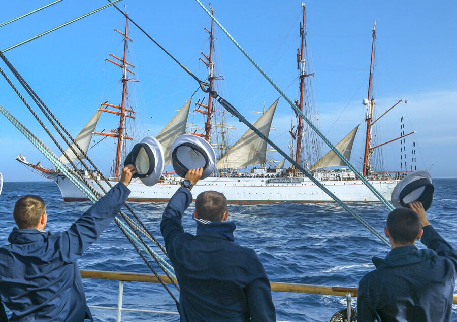 Парусник «Крузенштерн» в Антарктиде Парусник «Крузенштерн» в Антарктиде