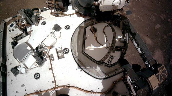 Вид с навигационной камеры на марсоход Perseverance Mars Rover Вид с навигационной камеры на марсоход Perseverance Mars Rover