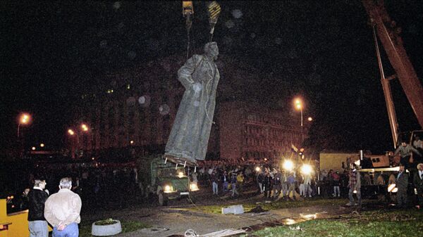 Демонтаж памятника Ф.Э.Дзержинскому на площади Дзержинского (ныне Лубянской) в Москве в ночь на 23 августа 1991 года Демонтаж памятника Ф.Э.Дзержинскому на площади Дзержинского (ныне Лубянской) в Москве в ночь на 23 августа 1991 года