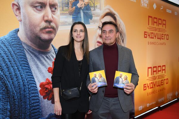 Актер Камиль Ларин с супругой Екатериной Андреевой на премьере фильма режиссёра Алексея Нужного Пара из будущего в кинотеатре Каро Октябрь в Москве Актер Камиль Ларин с супругой Екатериной Андреевой на премьере фильма режиссёра Алексея Нужного Пара из будущего в кинотеатре Каро Октябрь в Москве