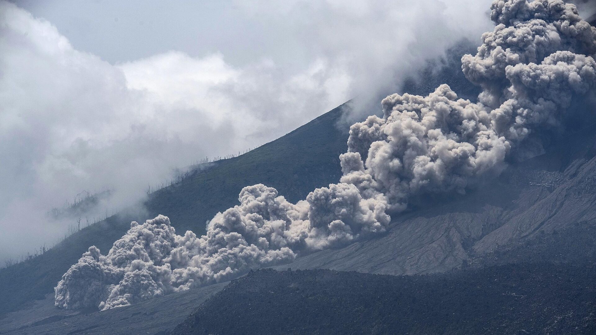 Извержение вулкана Синабунг в провинции Северная Суматра в Индонезии - РИА Новости, 1920, 19.09.2021